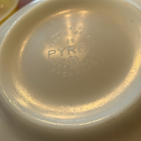 Vintage Pyrex Town & Country Patterned Yellow & White Mixing Bowls 60's 70's - Picture 5 of 6